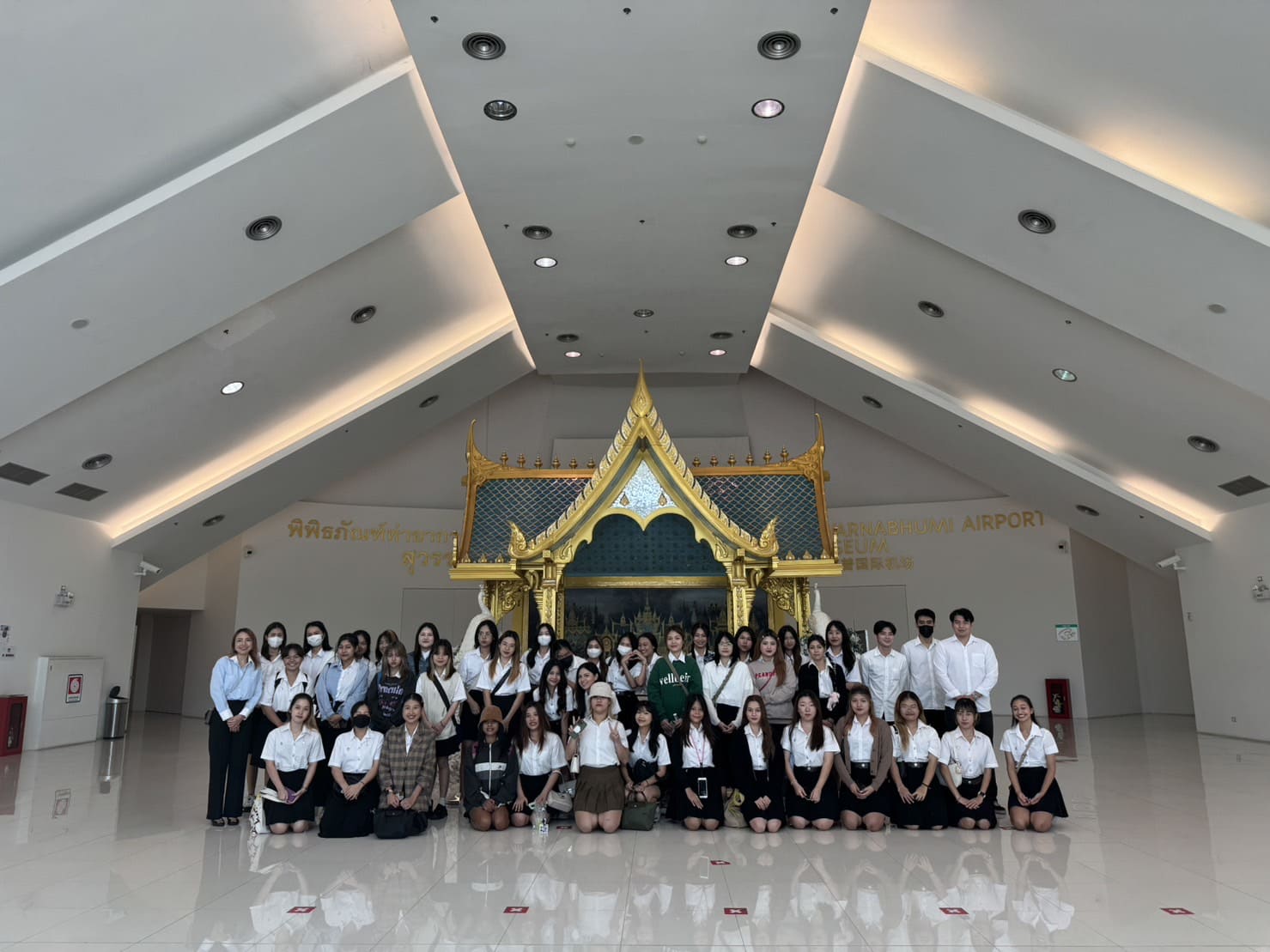 นักศึกษาคณะมนุษยศาสตร์ เอกภาษาอังกฤษ และภาษาจีน ดูงานที่สนามบินสุวรรณภูมิ